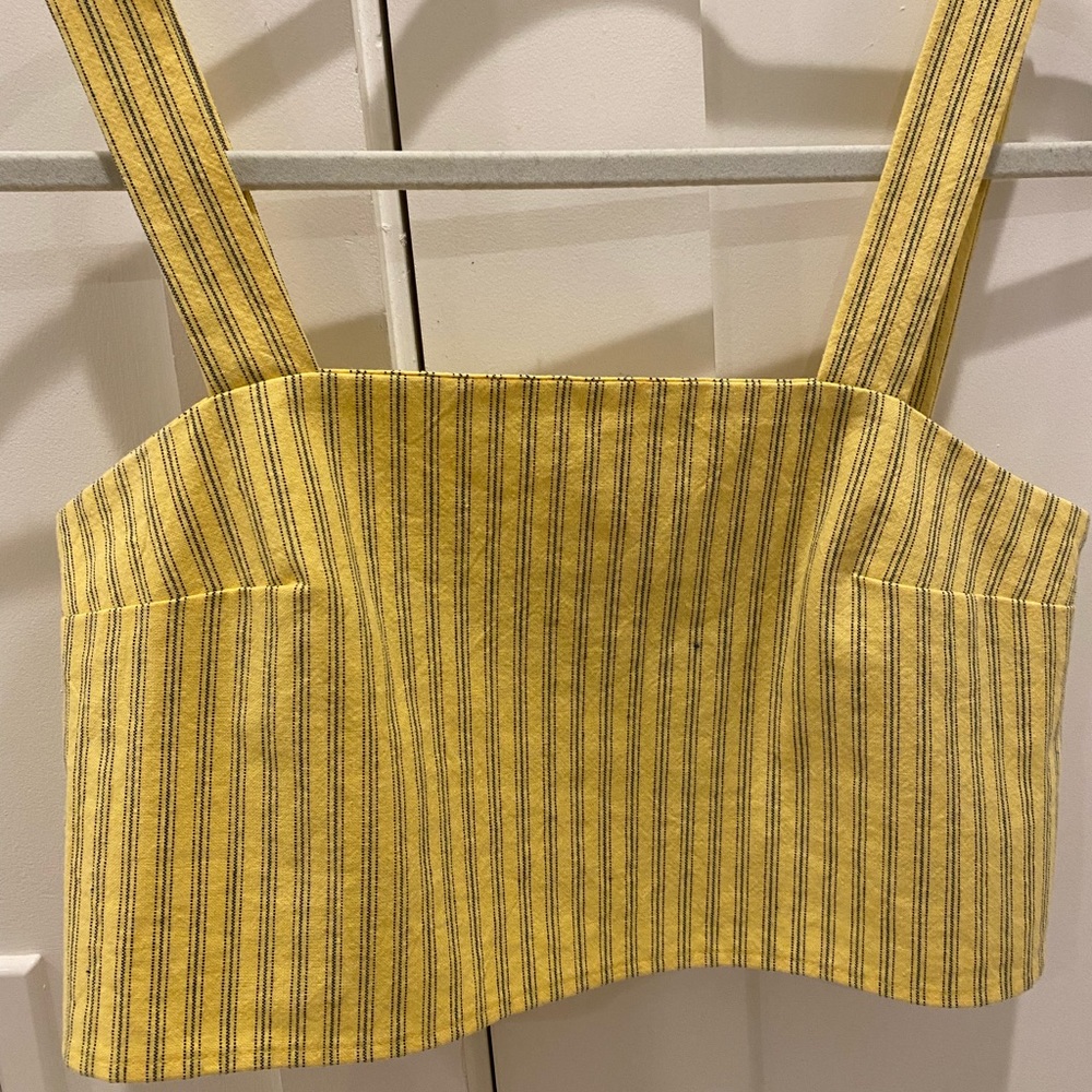Cute yellow crop top!